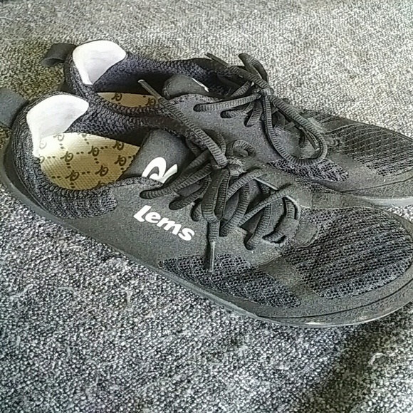 minimalist tennis shoes